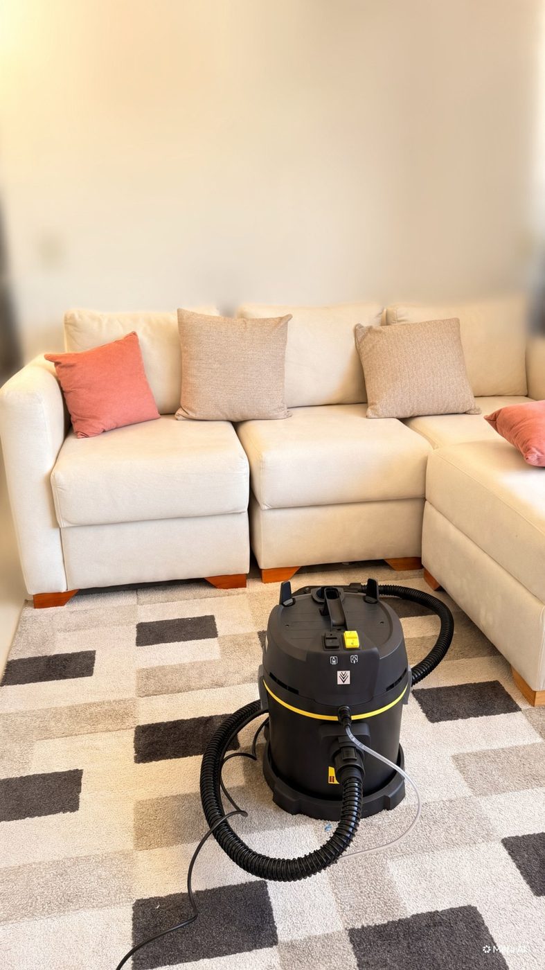 Cepillo eléctrico limpiando grifería de baño